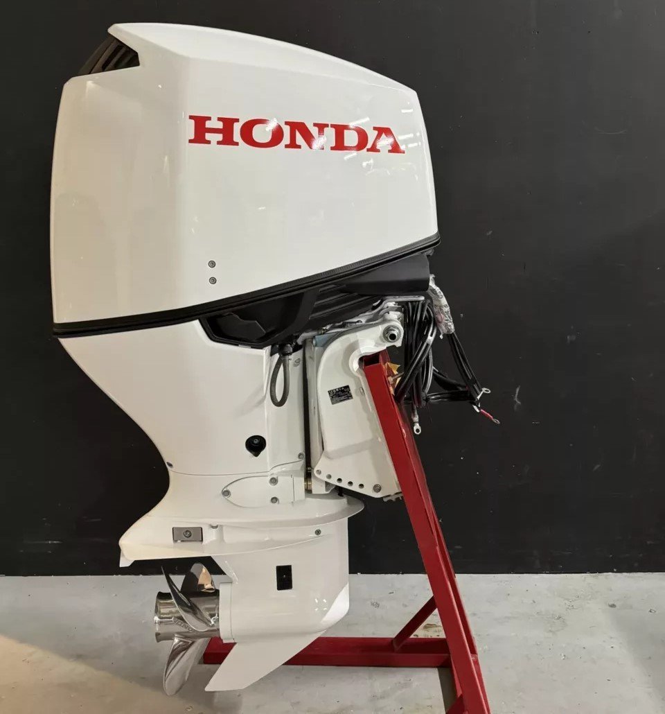 honda-bf150-lru-58961-960x1280-2ppppp.jpg 2004 Honda BF150 LRU outboard engine. - Image 1